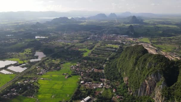 Colina Piedra Caliza Keteri Los Campos Arroz Circundantes — Vídeos de Stock