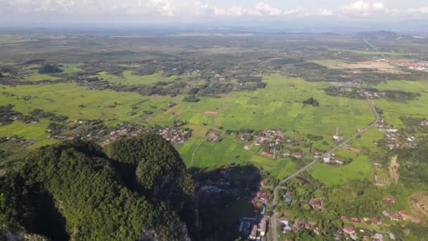 Limestone Keteri Hill Surrounding Rice Paddy Fields — Vídeos de Stock