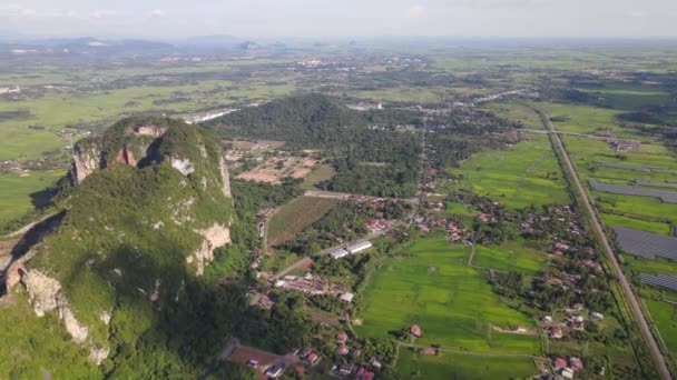Der Kalkstein Keteri Hügel Und Die Umliegenden Reisfelder — Stockvideo