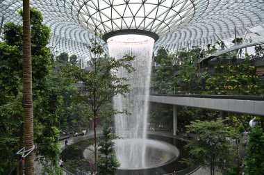 Changi, Singapur - 13 Temmuz 2022: Changi Havalimanı Modern Peyzajları