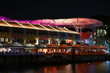 Clarke Quay, Singapur - 16 Temmuz 2022 Singapur Nehri 'nin yanındaki Meşhur ve Güzel Clarke Rıhtımı