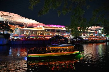 Clarke Quay, Singapur - 16 Temmuz 2022 Singapur Nehri 'nin yanındaki Meşhur ve Güzel Clarke Rıhtımı