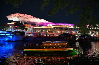 Clarke Quay, Singapur - 16 Temmuz 2022 Singapur Nehri 'nin yanındaki Meşhur ve Güzel Clarke Rıhtımı