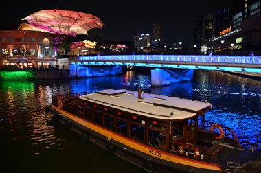 Clarke Quay, Singapur - 16 Temmuz 2022 Singapur Nehri 'nin yanındaki Meşhur ve Güzel Clarke Rıhtımı