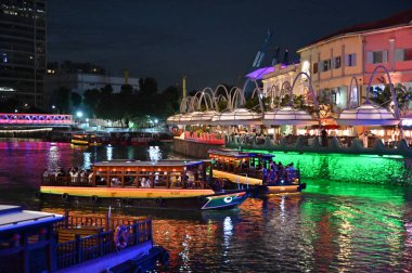 Clarke Quay, Singapur - 16 Temmuz 2022 Singapur Nehri 'nin yanındaki Meşhur ve Güzel Clarke Rıhtımı