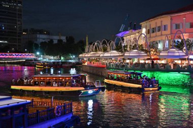 Clarke Quay, Singapur - 16 Temmuz 2022 Singapur Nehri 'nin yanındaki Meşhur ve Güzel Clarke Rıhtımı