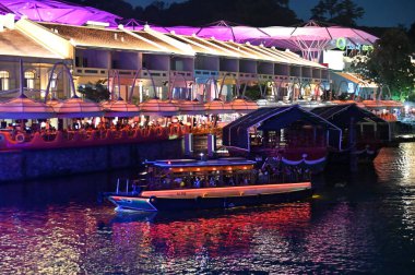 Clarke Quay, Singapur - 16 Temmuz 2022 Singapur Nehri 'nin yanındaki Meşhur ve Güzel Clarke Rıhtımı