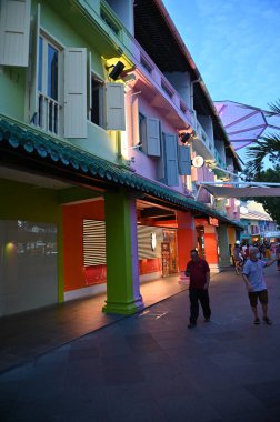 Clarke Quay, Singapur - 16 Temmuz 2022 Singapur Nehri 'nin yanındaki Meşhur ve Güzel Clarke Rıhtımı