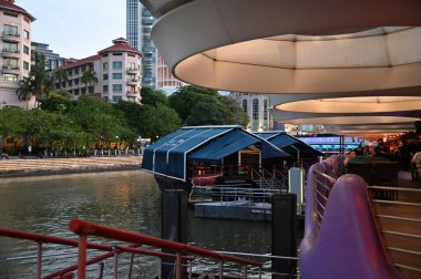 Clarke Quay, Singapur - 16 Temmuz 2022 Singapur Nehri 'nin yanındaki Meşhur ve Güzel Clarke Rıhtımı