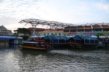 Clarke Quay, Singapur - 16 Temmuz 2022 Singapur Nehri 'nin yanındaki Meşhur ve Güzel Clarke Rıhtımı