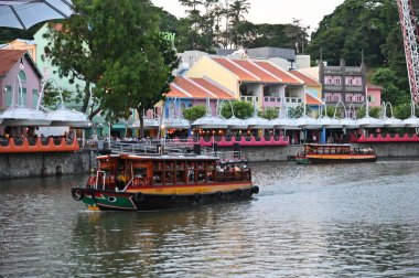 Clarke Quay, Singapur - 16 Temmuz 2022 Singapur Nehri 'nin yanındaki Meşhur ve Güzel Clarke Rıhtımı