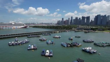 Marina Körfezi, Singapur - 17 Temmuz 2022 Lüks Gemi Limanı 'nın yanaştığı Marina Körfezi Seyahat Merkezi Terminali