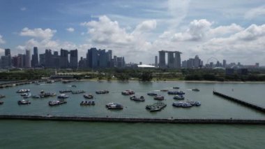 Marina Körfezi, Singapur - 17 Temmuz 2022 Lüks Gemi Limanı 'nın yanaştığı Marina Körfezi Seyahat Merkezi Terminali