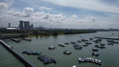 Marina Körfezi, Singapur - 17 Temmuz 2022 Lüks Gemi Limanı 'nın yanaştığı Marina Körfezi Seyahat Merkezi Terminali