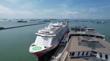 Marina Körfezi, Singapur - 17 Temmuz 2022 Lüks Gemi Limanı 'nın yanaştığı Marina Körfezi Seyahat Merkezi Terminali