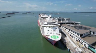 Marina Körfezi, Singapur - 17 Temmuz 2022 Lüks Gemi Limanı 'nın yanaştığı Marina Körfezi Seyahat Merkezi Terminali