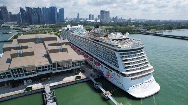 Clarke Quay, Singapur - 16 Temmuz 2022 Singapur Nehri 'nin yanındaki Meşhur ve Güzel Clarke Rıhtımı