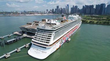 Clarke Quay, Singapur - 16 Temmuz 2022 Singapur Nehri 'nin yanındaki Meşhur ve Güzel Clarke Rıhtımı