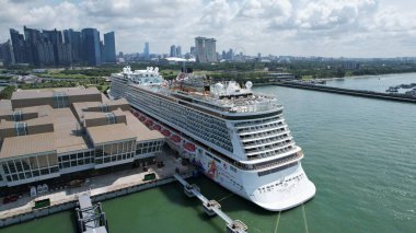 Clarke Quay, Singapur - 16 Temmuz 2022 Singapur Nehri 'nin yanındaki Meşhur ve Güzel Clarke Rıhtımı