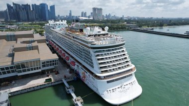 Clarke Quay, Singapur - 16 Temmuz 2022 Singapur Nehri 'nin yanındaki Meşhur ve Güzel Clarke Rıhtımı