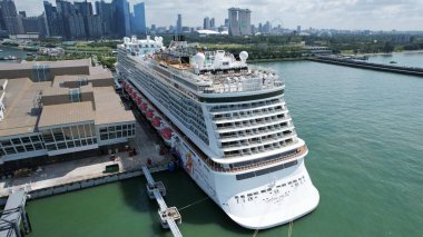Clarke Quay, Singapur - 16 Temmuz 2022 Singapur Nehri 'nin yanındaki Meşhur ve Güzel Clarke Rıhtımı