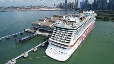 Clarke Quay, Singapur - 16 Temmuz 2022 Singapur Nehri 'nin yanındaki Meşhur ve Güzel Clarke Rıhtımı