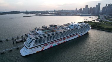 Clarke Quay, Singapur - 16 Temmuz 2022 Singapur Nehri 'nin yanındaki Meşhur ve Güzel Clarke Rıhtımı