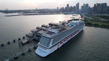 Clarke Quay, Singapur - 16 Temmuz 2022 Singapur Nehri 'nin yanındaki Meşhur ve Güzel Clarke Rıhtımı