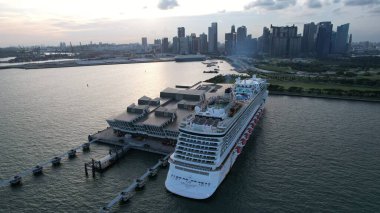 Marina Körfezi, Singapur - 17 Temmuz 2022 Lüks Gemi Limanı 'nın yanaştığı Marina Körfezi Seyahat Merkezi Terminali