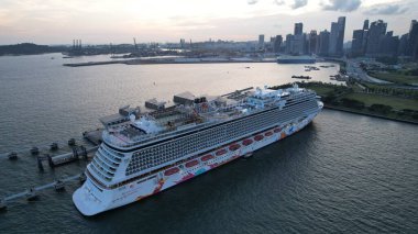 Marina Körfezi, Singapur - 17 Temmuz 2022 Lüks Gemi Limanı 'nın yanaştığı Marina Körfezi Seyahat Merkezi Terminali