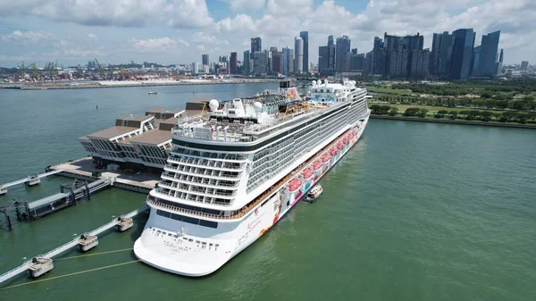 Clarke Quay, Singapur - 16 Temmuz 2022 Singapur Nehri 'nin yanındaki Meşhur ve Güzel Clarke Rıhtımı