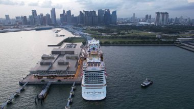 Marina Körfezi, Singapur - 17 Temmuz 2022 Lüks Gemi Limanı 'nın yanaştığı Marina Körfezi Seyahat Merkezi Terminali
