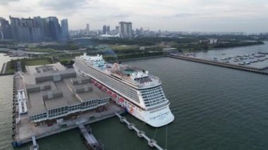 Marina Körfezi, Singapur - 17 Temmuz 2022 Lüks Gemi Limanı 'nın yanaştığı Marina Körfezi Seyahat Merkezi Terminali