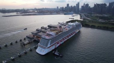Marina Körfezi, Singapur - 17 Temmuz 2022 Lüks Gemi Limanı 'nın yanaştığı Marina Körfezi Seyahat Merkezi Terminali