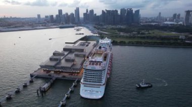 Marina Körfezi, Singapur - 17 Temmuz 2022 Lüks Gemi Limanı 'nın yanaştığı Marina Körfezi Seyahat Merkezi Terminali