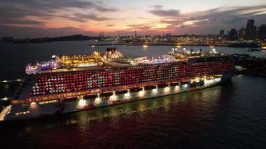 Marina Körfezi, Singapur - 17 Temmuz 2022 Lüks Gemi Limanı 'nın yanaştığı Marina Körfezi Seyahat Merkezi Terminali