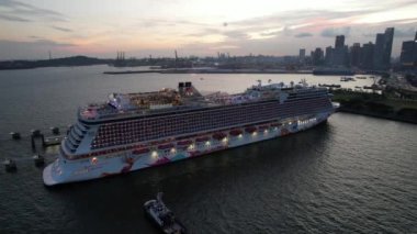 Marina Körfezi, Singapur - 17 Temmuz 2022 Lüks Gemi Limanı 'nın yanaştığı Marina Körfezi Seyahat Merkezi Terminali