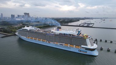 Marina Körfezi, Singapur - 17 Temmuz 2022 Lüks Gemi Limanı 'nın yanaştığı Marina Körfezi Seyahat Merkezi Terminali