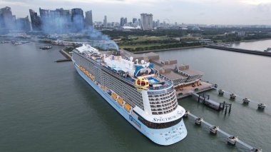 Marina Körfezi, Singapur - 17 Temmuz 2022 Lüks Gemi Limanı 'nın yanaştığı Marina Körfezi Seyahat Merkezi Terminali