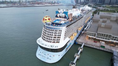 Marina Körfezi, Singapur - 17 Temmuz 2022 Lüks Gemi Limanı 'nın yanaştığı Marina Körfezi Seyahat Merkezi Terminali