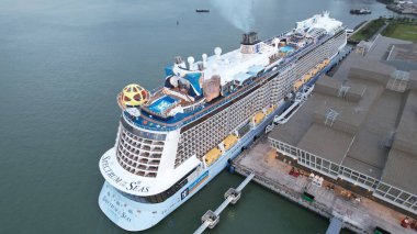 Marina Körfezi, Singapur - 17 Temmuz 2022 Lüks Gemi Limanı 'nın yanaştığı Marina Körfezi Seyahat Merkezi Terminali