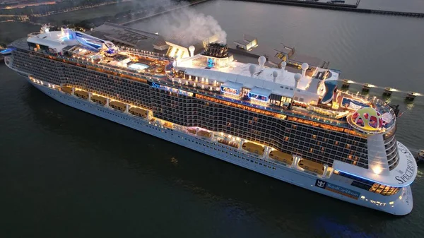 Marina Körfezi, Singapur - 17 Temmuz 2022 Lüks Gemi Limanı 'nın yanaştığı Marina Körfezi Seyahat Merkezi Terminali