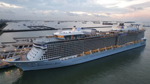 Marina Körfezi, Singapur - 17 Temmuz 2022 Lüks Gemi Limanı 'nın yanaştığı Marina Körfezi Seyahat Merkezi Terminali