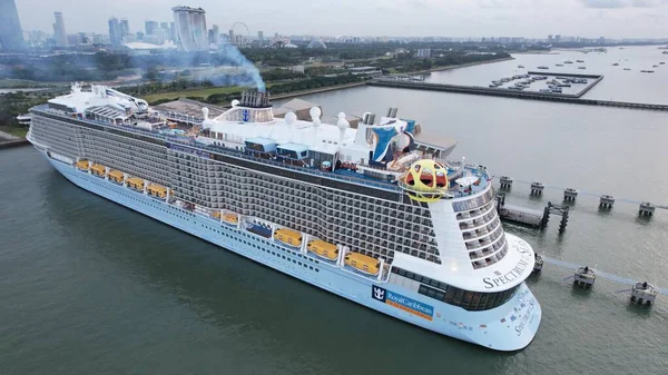 Marina Körfezi, Singapur - 17 Temmuz 2022 Lüks Gemi Limanı 'nın yanaştığı Marina Körfezi Seyahat Merkezi Terminali