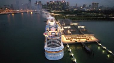 Marina Körfezi, Singapur - 17 Temmuz 2022 Lüks Gemi Limanı 'nın yanaştığı Marina Körfezi Seyahat Merkezi Terminali