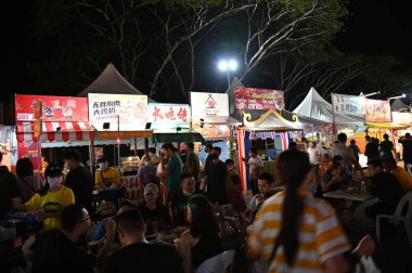 Kuching, Malezya - 1 Ağustos 2022: Geleneksel Kuching Festivali Sokak Fuarı