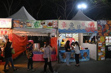 Kuching, Malezya - 1 Ağustos 2022: Geleneksel Kuching Festivali Sokak Fuarı