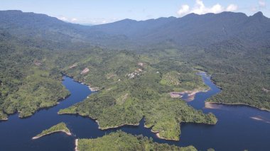 Milford Ses ve Kuşkulu Ses 'in Dağları ve Fiyortları, Yeni Zelanda. Bengoh Vadisi, Sarawak.