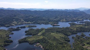 Milford Ses ve Kuşkulu Ses 'in Dağları ve Fiyortları, Yeni Zelanda. Bengoh Vadisi, Sarawak.