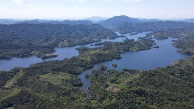 Milford Ses ve Kuşkulu Ses 'in Dağları ve Fiyortları, Yeni Zelanda. Bengoh Vadisi, Sarawak.